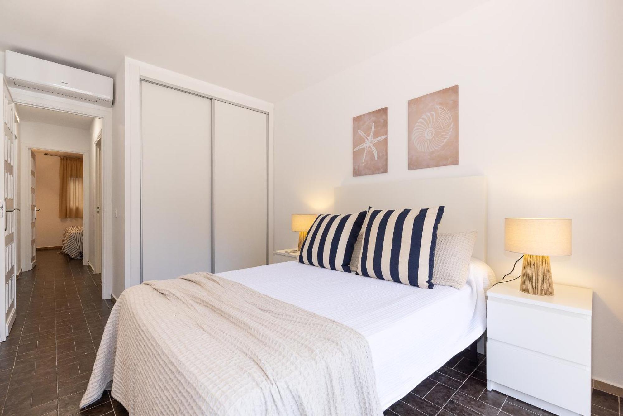 Uhc Dms Family Apartments Cambrils Room photo