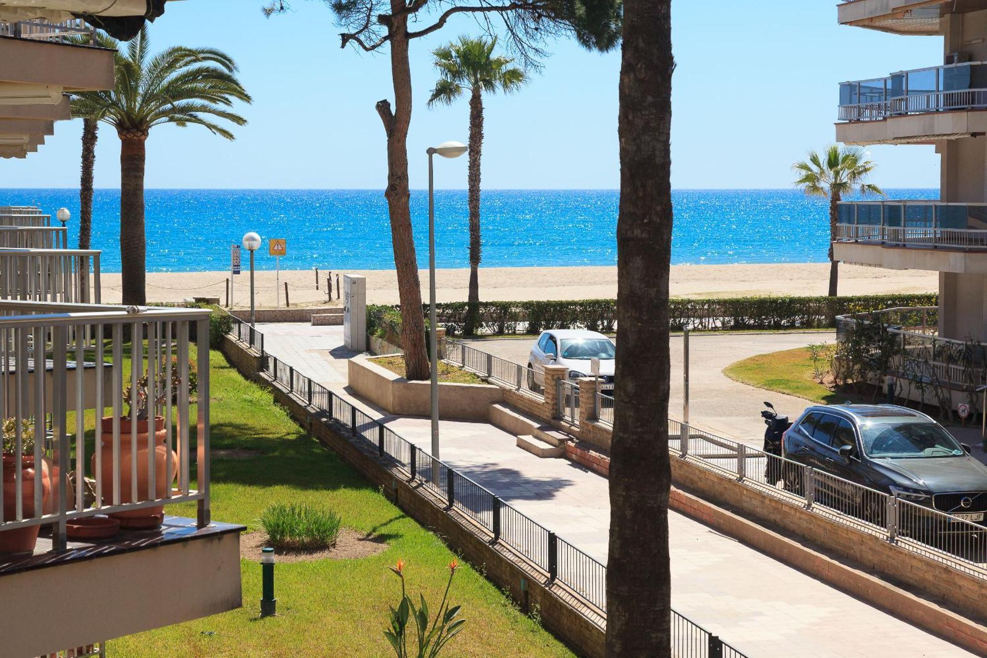 Uhc Dms Family Apartments Cambrils Room photo