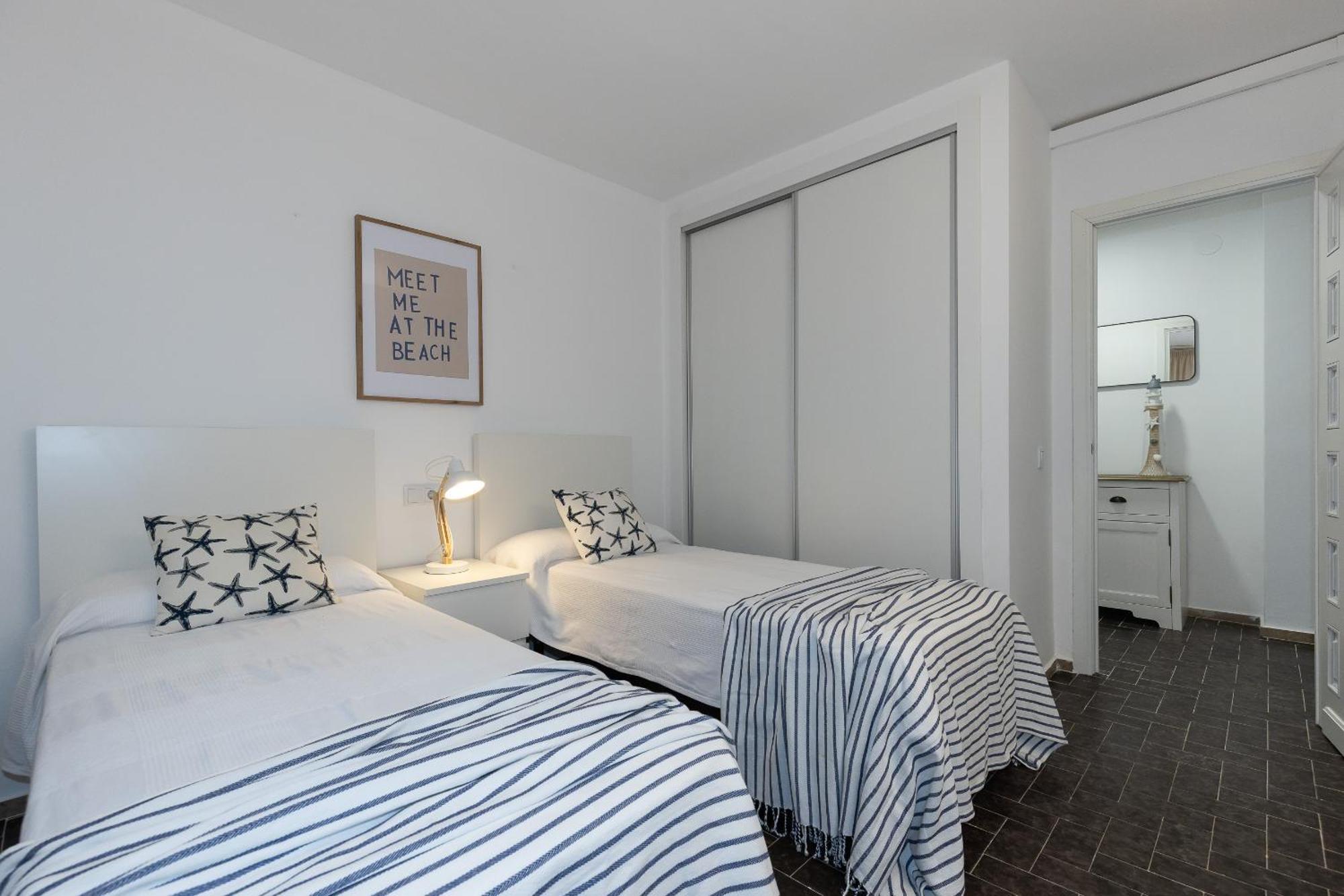Uhc Dms Family Apartments Cambrils Room photo